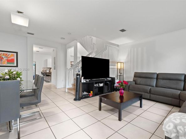 582 NE 207th St, Miami FL 33179