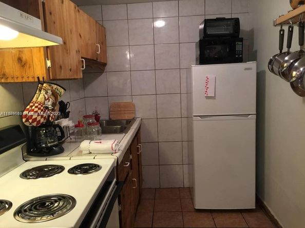 2411 Hayes St, Hollywood FL 33020