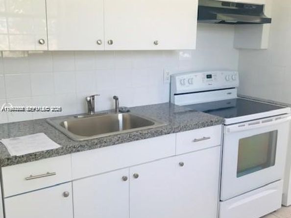 752 NW 3rd Ct, Hallandale Beach FL 33009