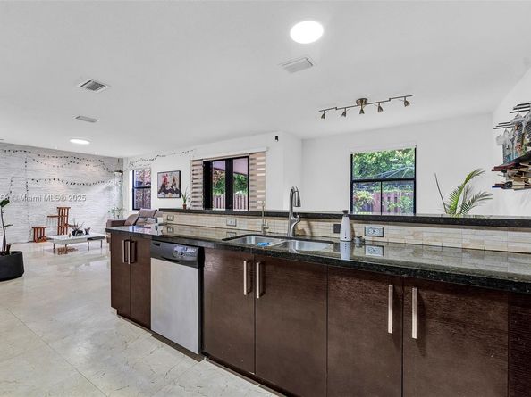 9770 NW 10th St, Miami FL 33172