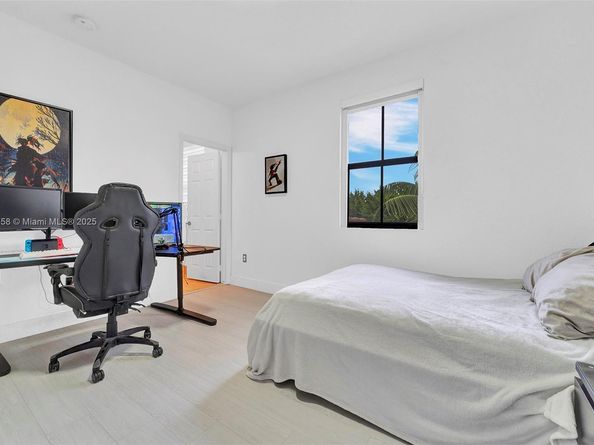 9770 NW 10th St, Miami FL 33172