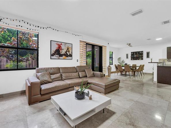 9770 NW 10th St, Miami FL 33172