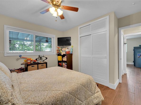 521 NW 93rd Ter, Pembroke Pines FL 33024