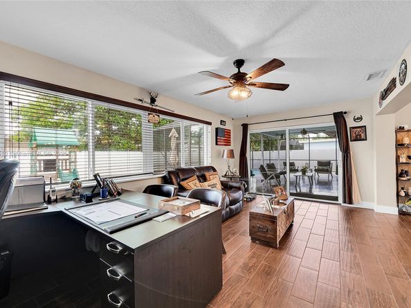 521 NW 93rd Ter, Pembroke Pines FL 33024