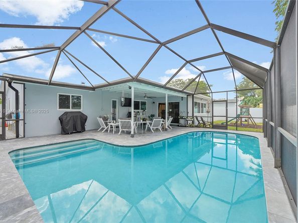 521 NW 93rd Ter, Pembroke Pines FL 33024