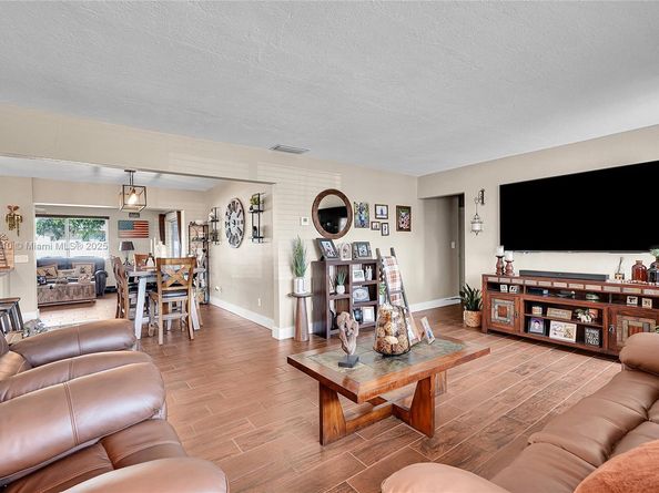 521 NW 93rd Ter, Pembroke Pines FL 33024