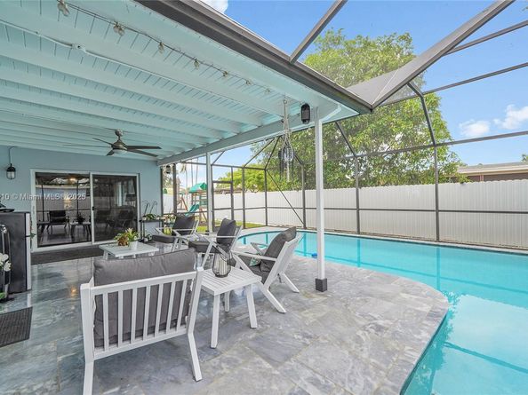 521 NW 93rd Ter, Pembroke Pines FL 33024