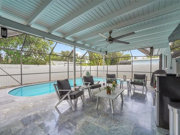 521 NW 93rd Ter, Pembroke Pines FL 33024