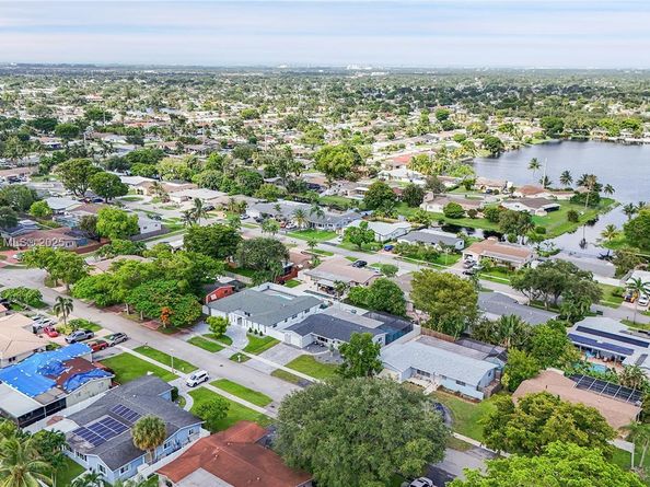 521 NW 93rd Ter, Pembroke Pines FL 33024