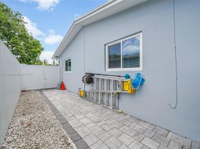 521 NW 93rd Ter, Pembroke Pines FL 33024