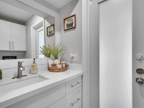 521 NW 93rd Ter, Pembroke Pines FL 33024