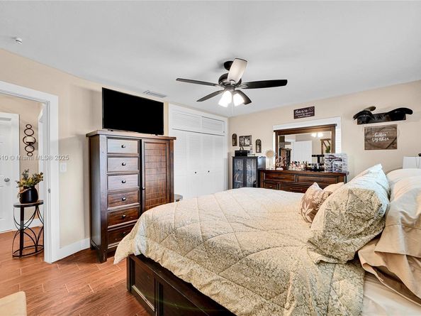 521 NW 93rd Ter, Pembroke Pines FL 33024
