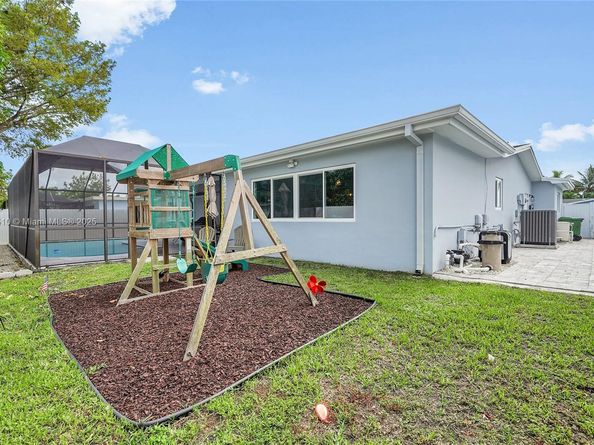 521 NW 93rd Ter, Pembroke Pines FL 33024