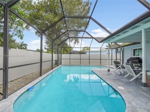 521 NW 93rd Ter, Pembroke Pines FL 33024