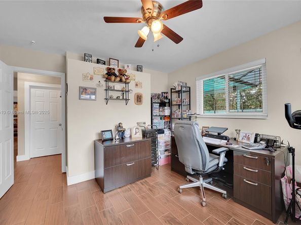 521 NW 93rd Ter, Pembroke Pines FL 33024