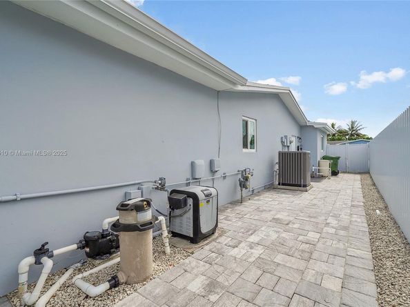 521 NW 93rd Ter, Pembroke Pines FL 33024