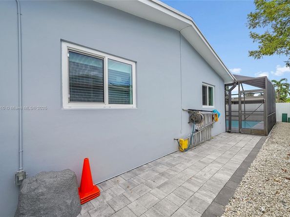 521 NW 93rd Ter, Pembroke Pines FL 33024