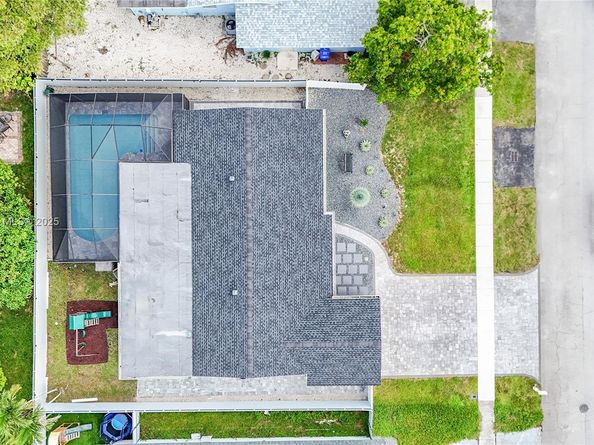 521 NW 93rd Ter, Pembroke Pines FL 33024