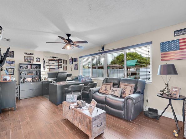 521 NW 93rd Ter, Pembroke Pines FL 33024