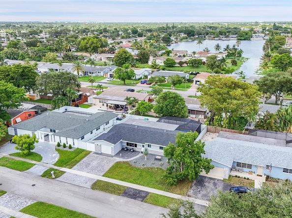 521 NW 93rd Ter, Pembroke Pines FL 33024
