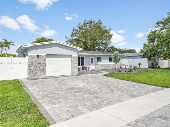 521 NW 93rd Ter, Pembroke Pines FL 33024