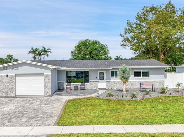 521 NW 93rd Ter, Pembroke Pines FL 33024