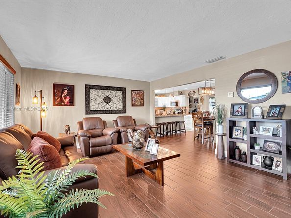 521 NW 93rd Ter, Pembroke Pines FL 33024