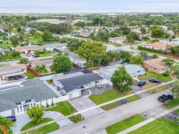 521 NW 93rd Ter, Pembroke Pines FL 33024