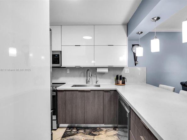 8425 NW 8th St 109, Miami FL 33126