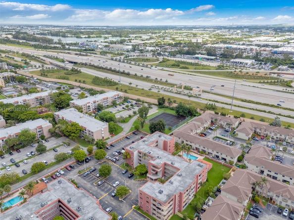 8425 NW 8th St 109, Miami FL 33126