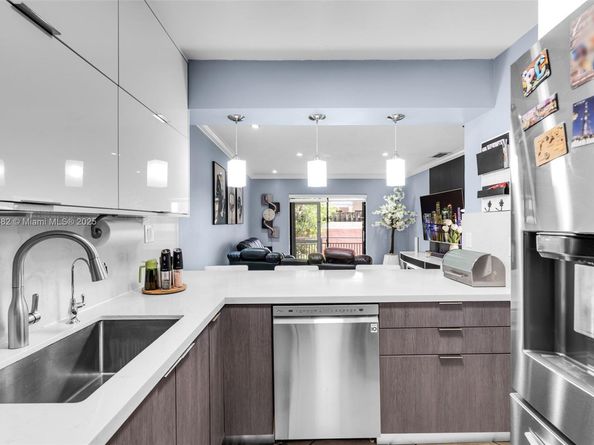 8425 NW 8th St 109, Miami FL 33126