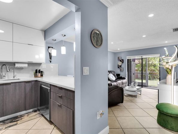 8425 NW 8th St 109, Miami FL 33126