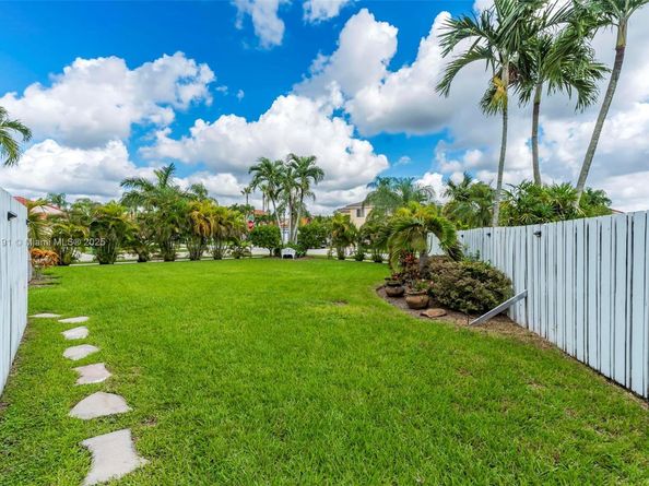 1061 NW 190th Ave, Pembroke Pines FL 33029