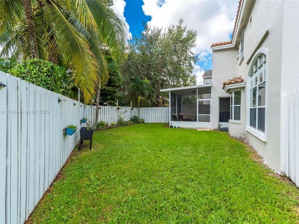 1061 NW 190th Ave, Pembroke Pines FL 33029