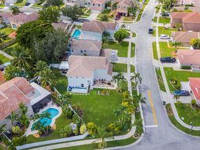 1061 NW 190th Ave, Pembroke Pines FL 33029