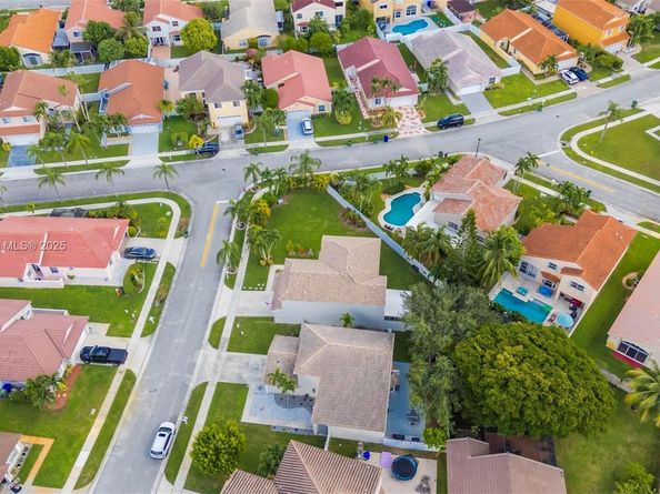 1061 NW 190th Ave, Pembroke Pines FL 33029