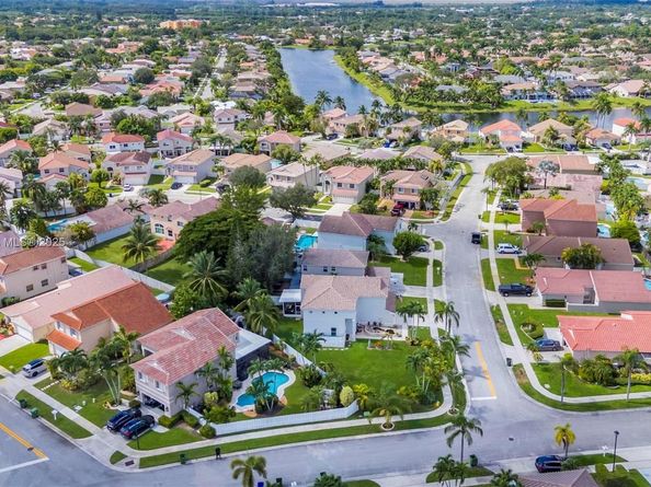 1061 NW 190th Ave, Pembroke Pines FL 33029