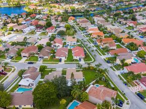 1061 NW 190th Ave, Pembroke Pines FL 33029