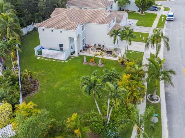1061 NW 190th Ave, Pembroke Pines FL 33029