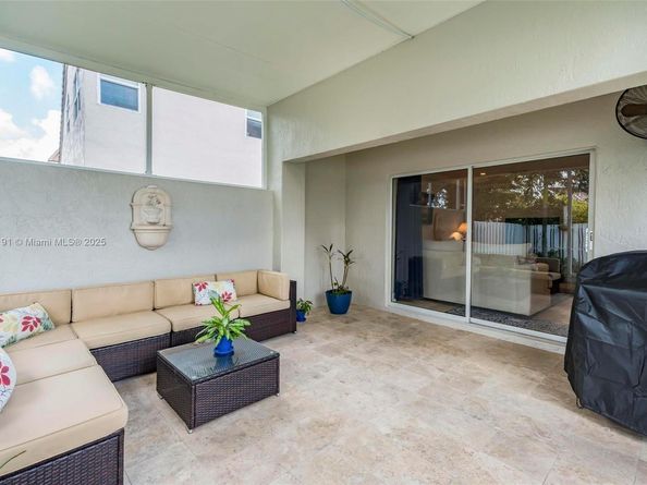 1061 NW 190th Ave, Pembroke Pines FL 33029