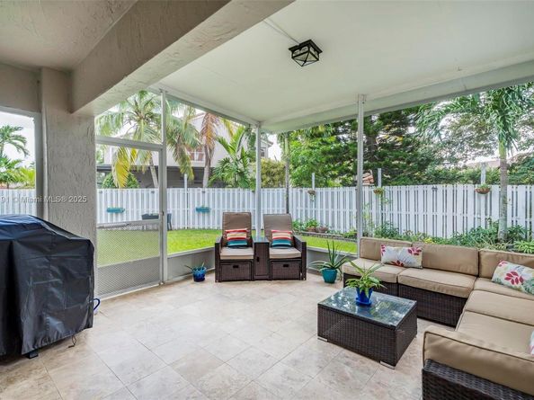 1061 NW 190th Ave, Pembroke Pines FL 33029