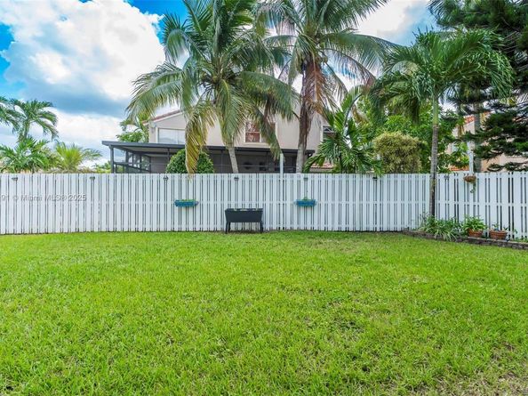 1061 NW 190th Ave, Pembroke Pines FL 33029