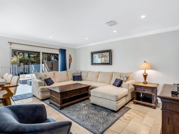 1061 NW 190th Ave, Pembroke Pines FL 33029