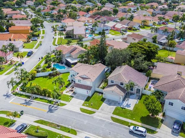 1061 NW 190th Ave, Pembroke Pines FL 33029