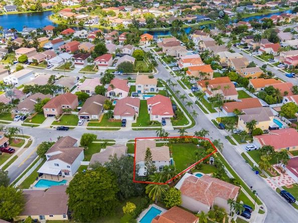 1061 NW 190th Ave, Pembroke Pines FL 33029