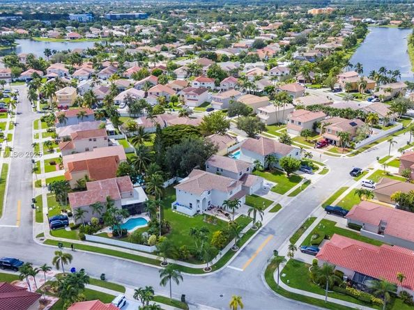1061 NW 190th Ave, Pembroke Pines FL 33029