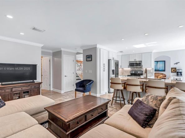 1061 NW 190th Ave, Pembroke Pines FL 33029