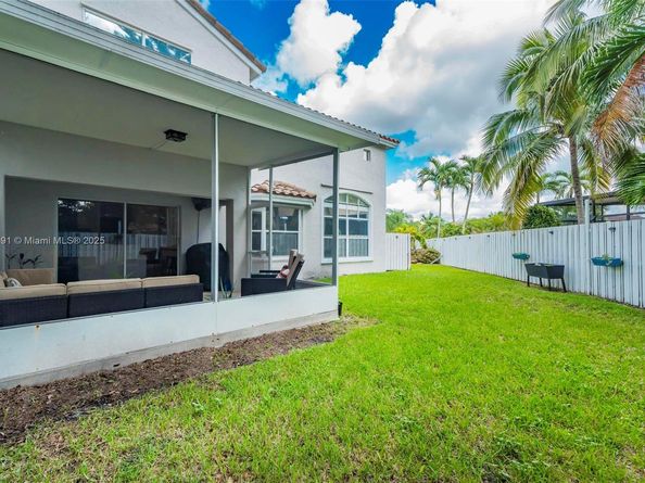 1061 NW 190th Ave, Pembroke Pines FL 33029