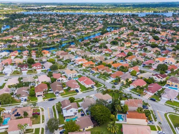 1061 NW 190th Ave, Pembroke Pines FL 33029
