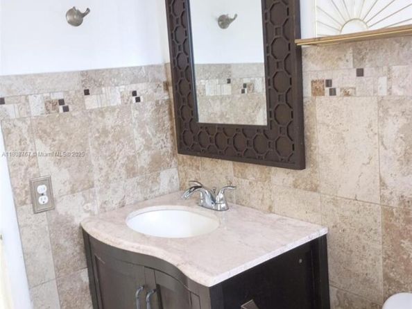 1800 SW 25th St 2305, Miami FL 33133
